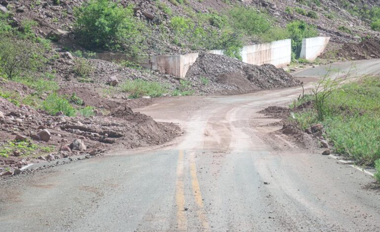  Abre Estado un carril en la carretera Samachique-Batopilas tras deslave de cerros
