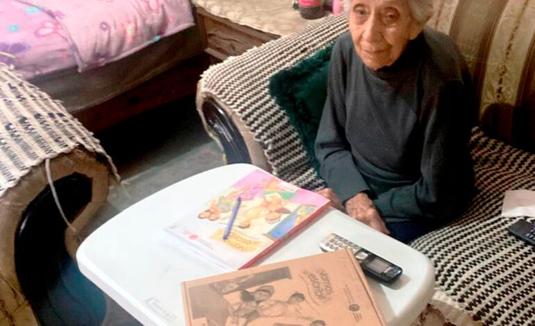 Nada detiene a Adela Moreno: a sus 94 años concluye la secundaria en el Ichea