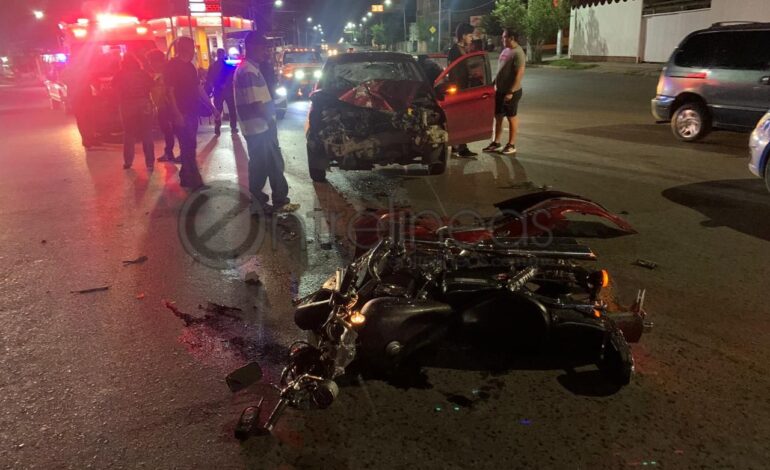  Choque de frente entre motociclista y automóvil deja cuantiosos daños en la Zarco