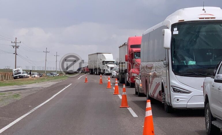  Choque en carretera a Cuauhtémoc frenó a conductores por casi una hora; cuatro lesionados