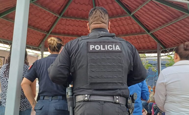  Escuchan policías municipales a vecinos de la colonia Oscar Flores en operativo “24 Horas en tu Barrio”