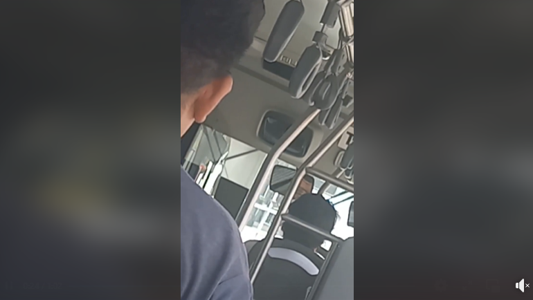  Dan de baja a conductor de JuárezBus, lo grabaron «forjando» un cigarro mientras conducía unidad