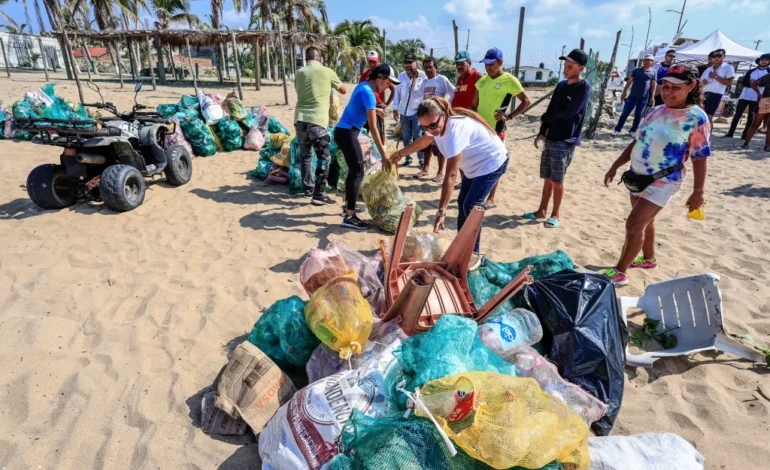  Un concurso de ‘pesca de basura’ ayuda a limpiar playa en Pie de la Cuesta