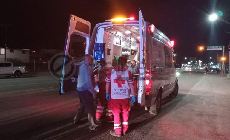  Motociclista sufre accidente en avenida Silvestre Terrazas y Jacintos al incorporarse a carril