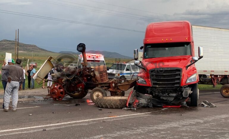  Choque entre tráiler y tractor deja herido grave en carretera Chihuahua-Cuauhtémoc