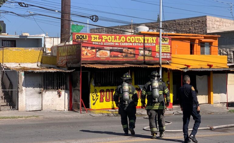  Se incendia El Pollo Country en la colonia Inalámbrica