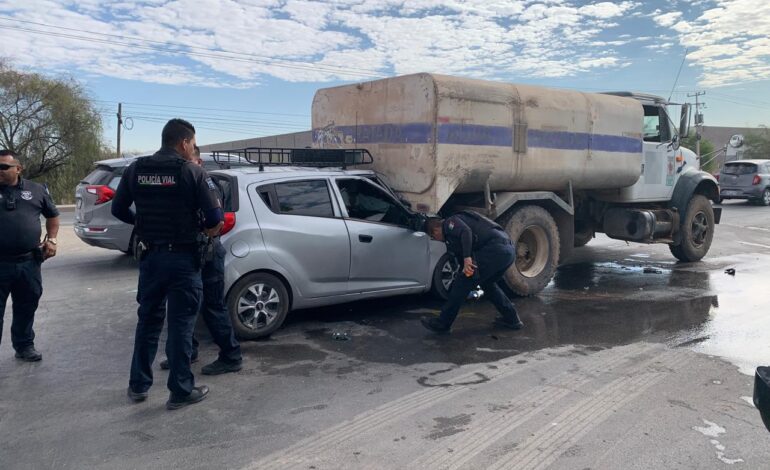  Conductor se impacta contra pipa de agua sobre av. Fuerza Aérea