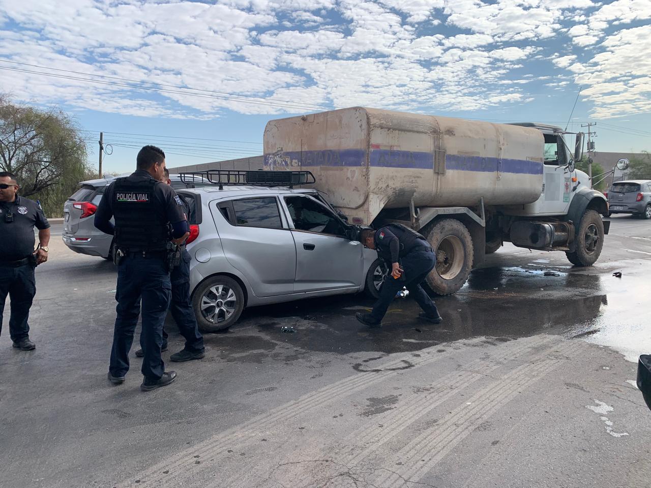 Conductor se impacta contra pipa de agua sobre av Fuerza Aérea Entrelineas