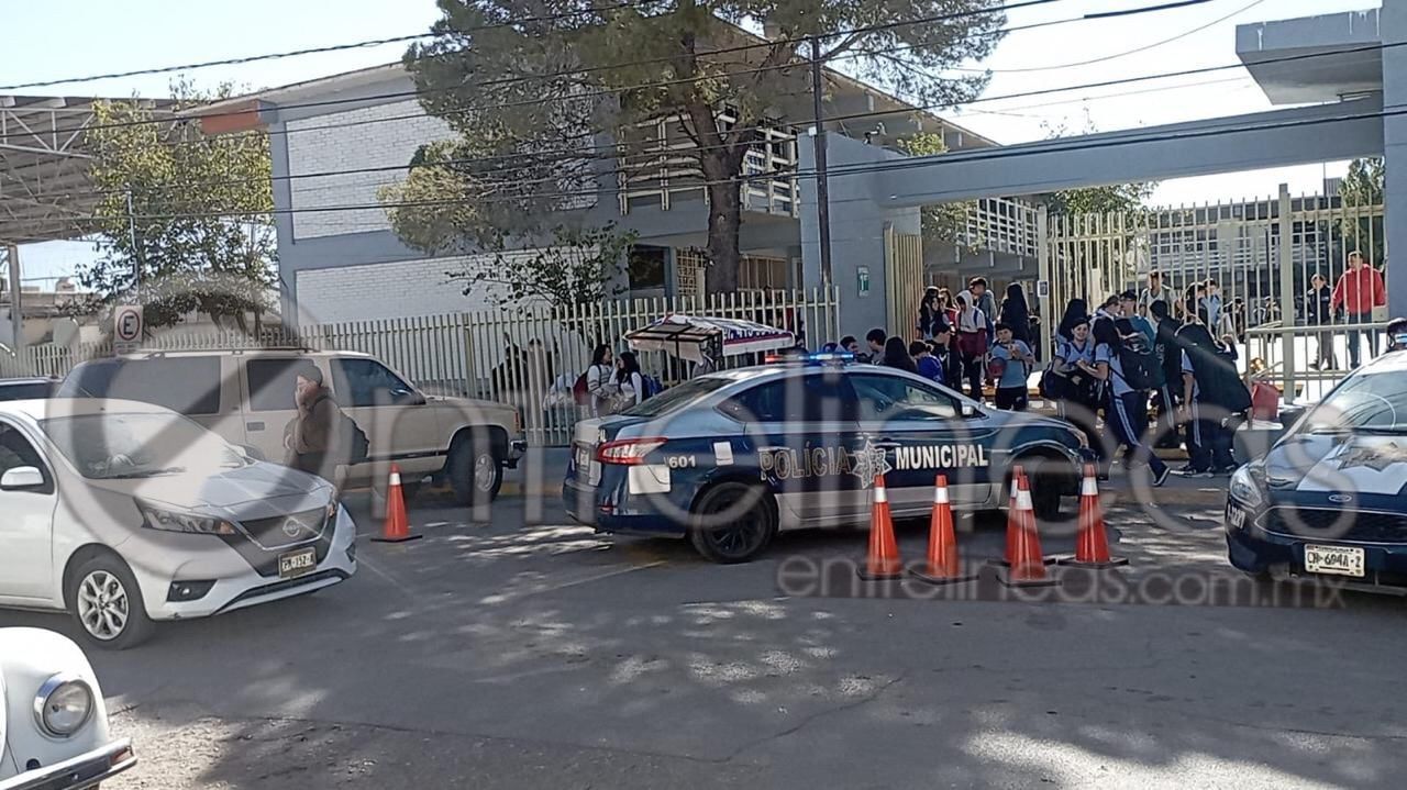 Caos en secundaria 3020; alumno lleva un arma de utilería