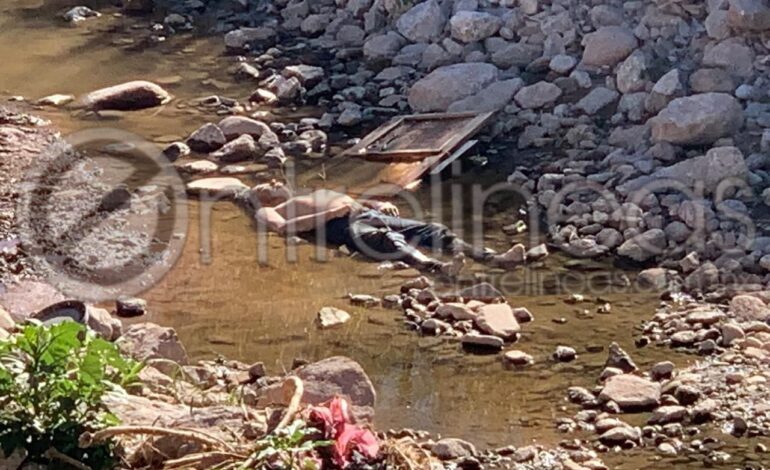 Hallan cuerpo flotando en arroyo de av. Homero