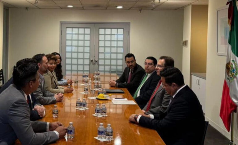  Visita Santiago de la Peña la Embajada de México en EEUU