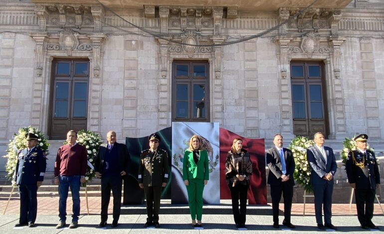  Realizan desfile cívico por el 114 aniversario de la Revolución Mexicana, encabeza Maru Campos guardia de honor