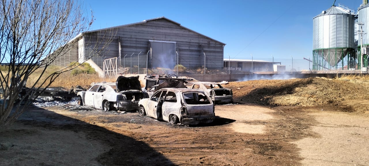 Se reaviva incendio en centro hípico que fue atacado por hombres armados