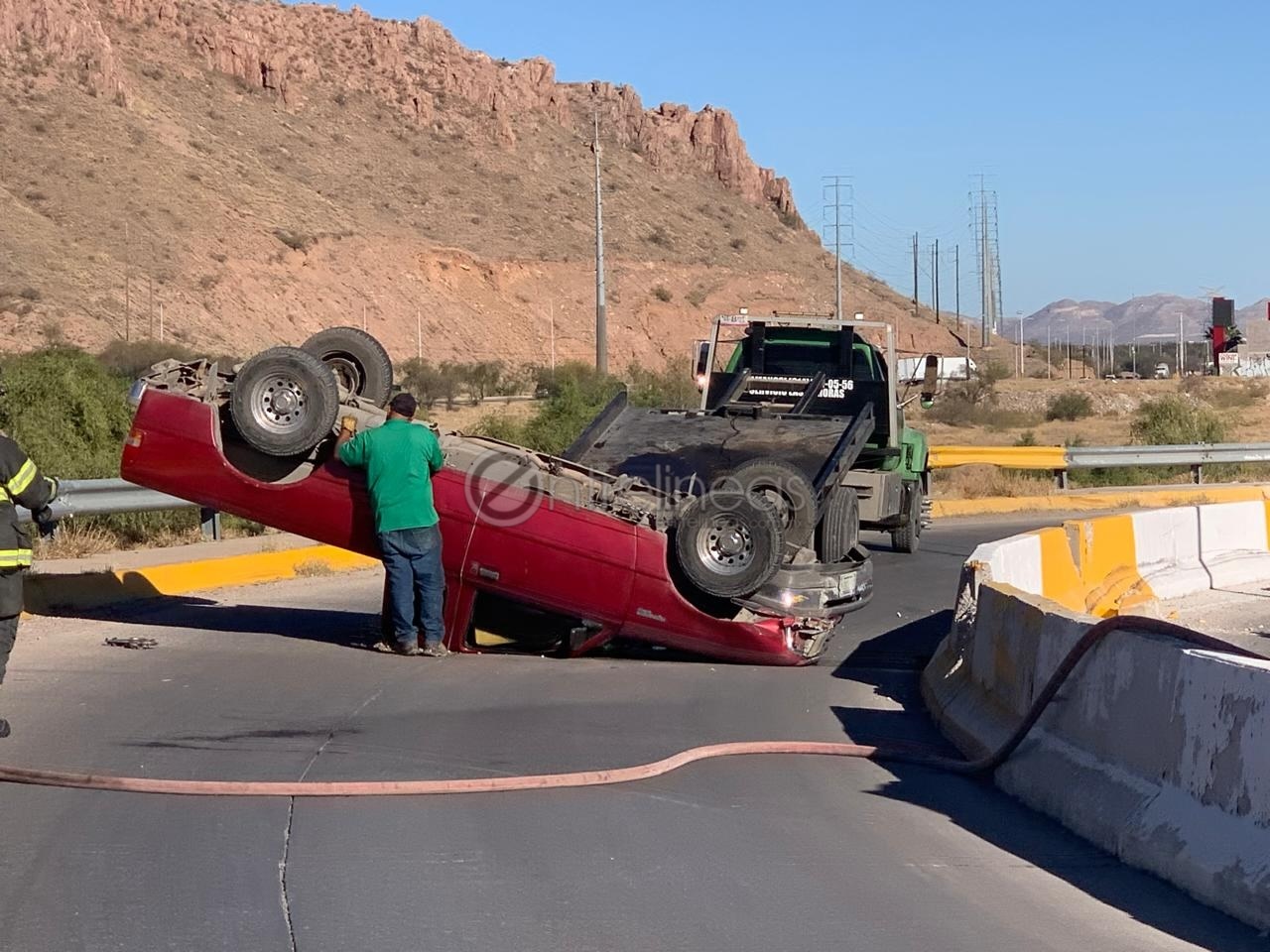 Conductor sufre volcadura en Lombardo Toledano, resultó con lesiones leves