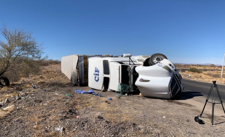  Vuelca tráiler cargado de tarimas en las curvas del perico