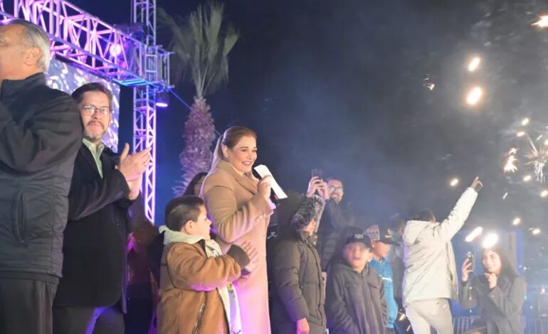  Maru Campos inicia las fiestas decembrinas en Ciudad Juárez con encendido del Árbol de Navidad