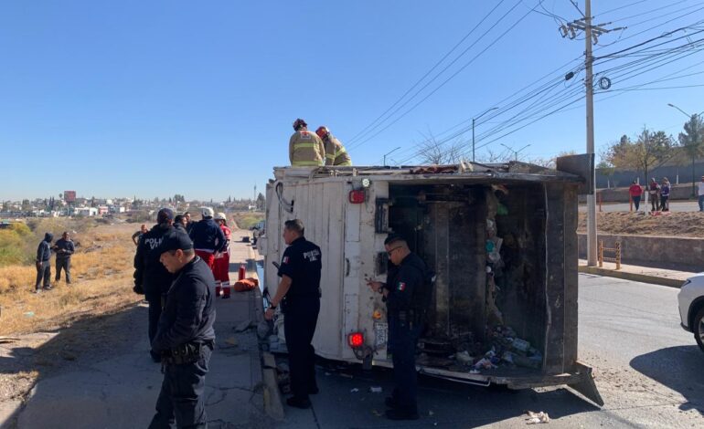 Vuelca camión recolector de basura frente al parque Acueducto