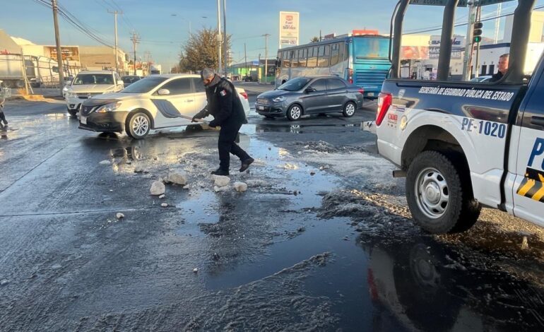 Continúa Policía Vial en apoyo de descongelar pavimento tras choques en la capital