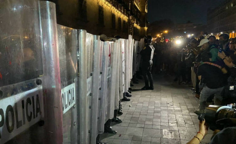  Se enfrentan policías y manifestantes frente a Palacio Nacional durante vigilia por Teuchitlán