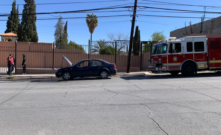 Falla mecánica quema motor de auto Jetta en colonia Cuauhtémoc