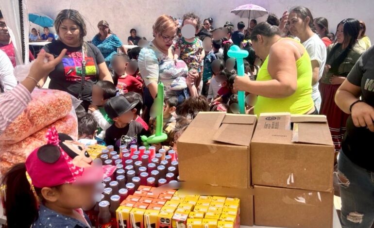  Carla Rivas lleva alegría a niñas y niños de la colonia Praderas con entrega de regalos