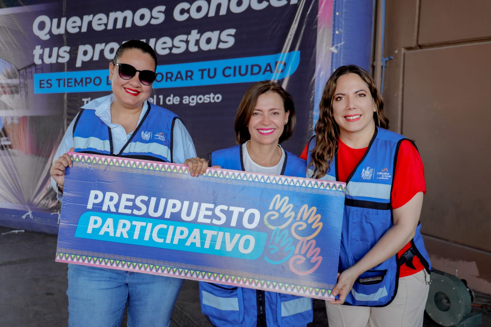 Entrega Municipio volantes en crucero del Periférico para invitar a Presupuesto Participativo 2026