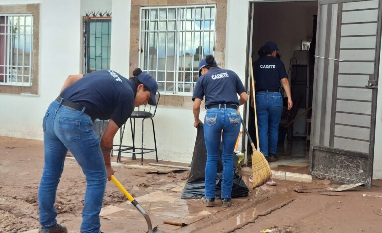  Apoyan cadetes de la Policía Municipal y Bomberos con trabajos de limpieza en zona inundada