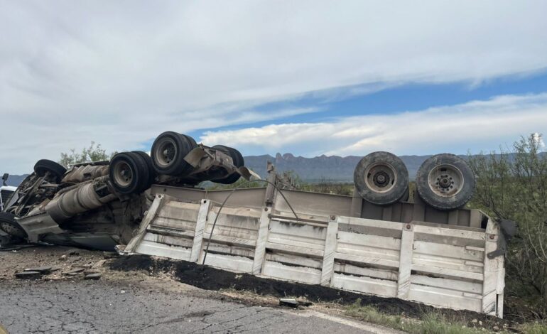  Vuelca tractocamión en la carretera Chihuahua-Ojinaga
