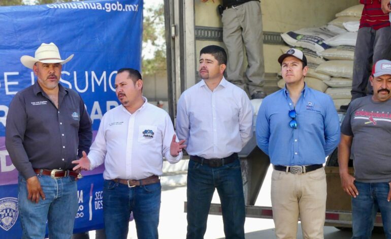  Entregan Saúl Mireles y Homero Luján maíz molido a productores de Anáhuac