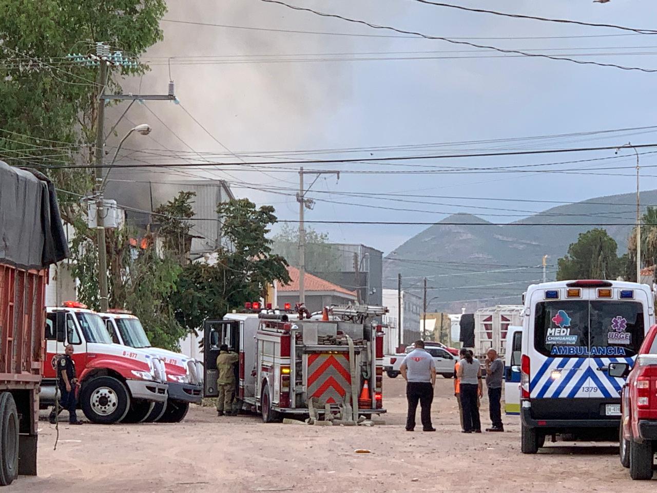 Arde bodega en la colonia Aeropuerto; evacuan a más de un centenar de personas