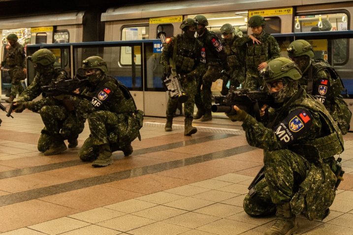 Taiwán se está preparando para un ataque de China. Así que ha subido a soldados cargados de misiles al metro de Taipéi