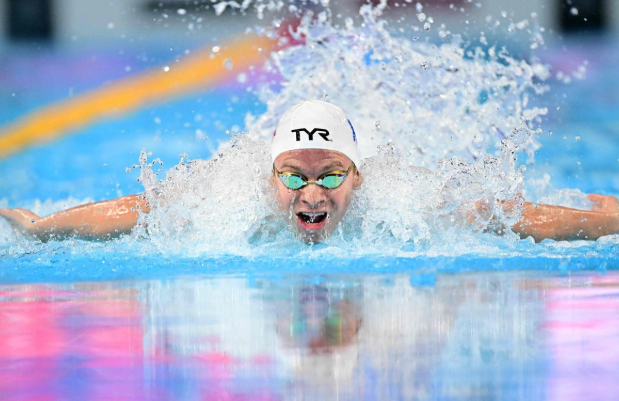  León Marchand pulveriza récord mundial de 200 metros combinados en Singapur