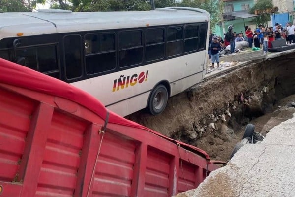  Se abre enorme socavón en Guadalajara; hay tres lesionados