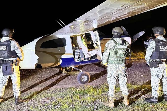  Bukele revela que el copiloto de avioneta asegurada en Colima es originario de Chihuahua