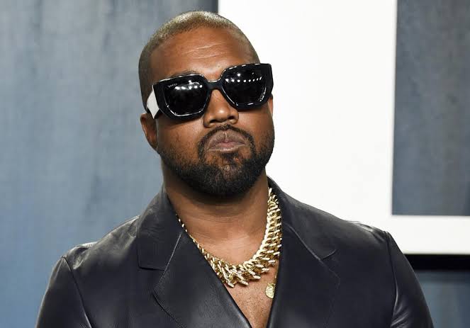  Exasistente de Kanye West denuncia al músico por agresión y tráfico sexual