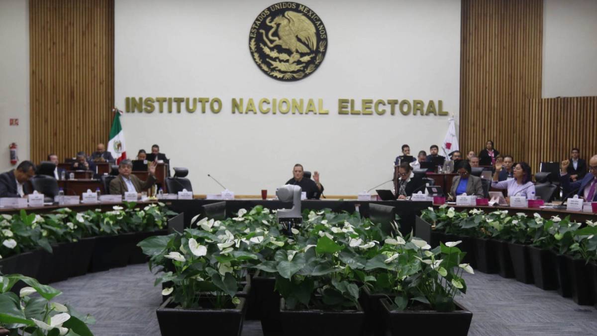 Busca INE crear credencial digital y usar inteligencia artificial para depurar lista de mexicanos