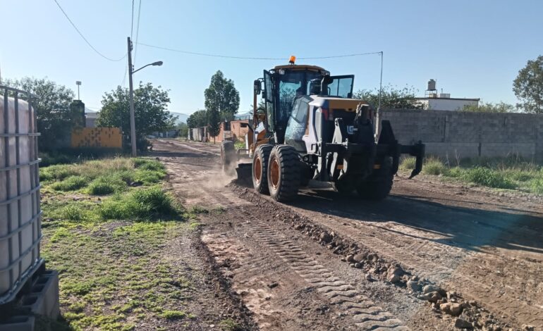  Despliega Obras Públicas maquinaria para reparar caminos afectados por las lluvias