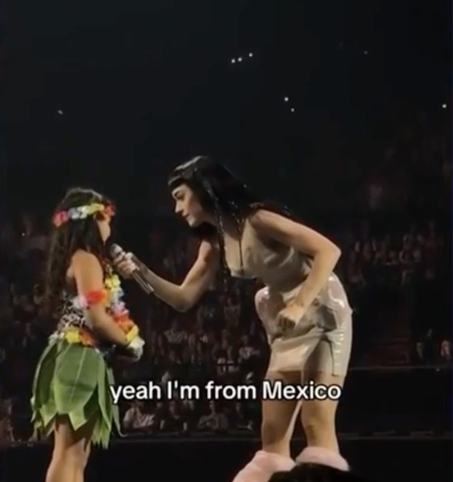 Katy Perry anima a niña mexicana a decir con orgullo su nacionalidad durante concierto