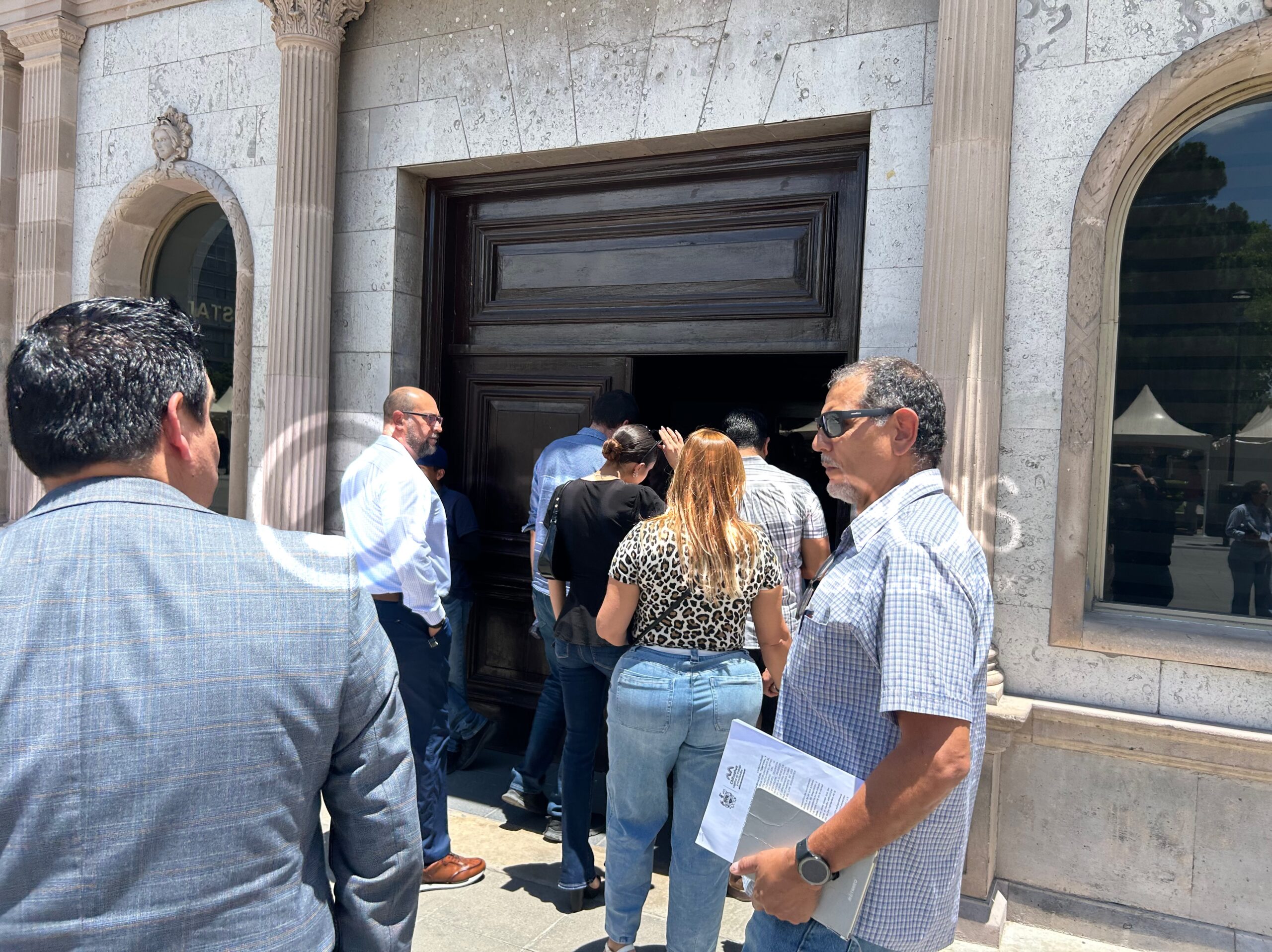 Recibe Municipio a grupo de residentes afectados de Monte Xenit