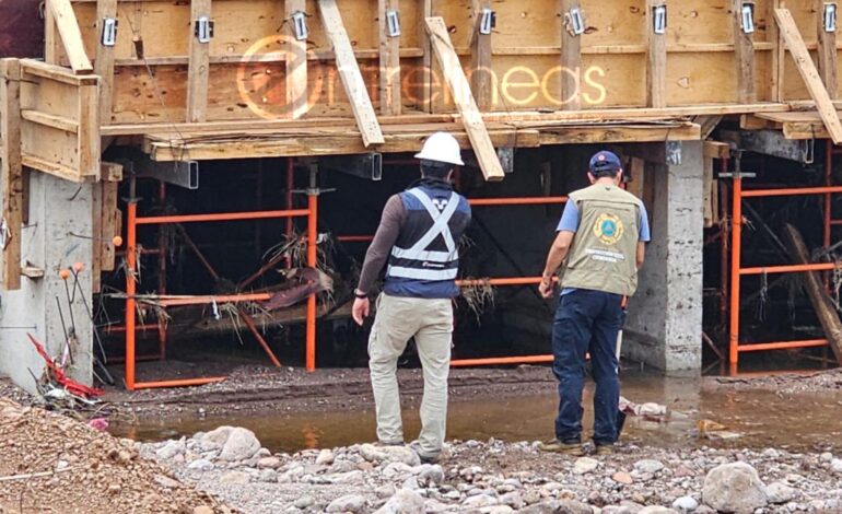  Hallan cuerpo sin vida atorado en cimbra de canal en construcción