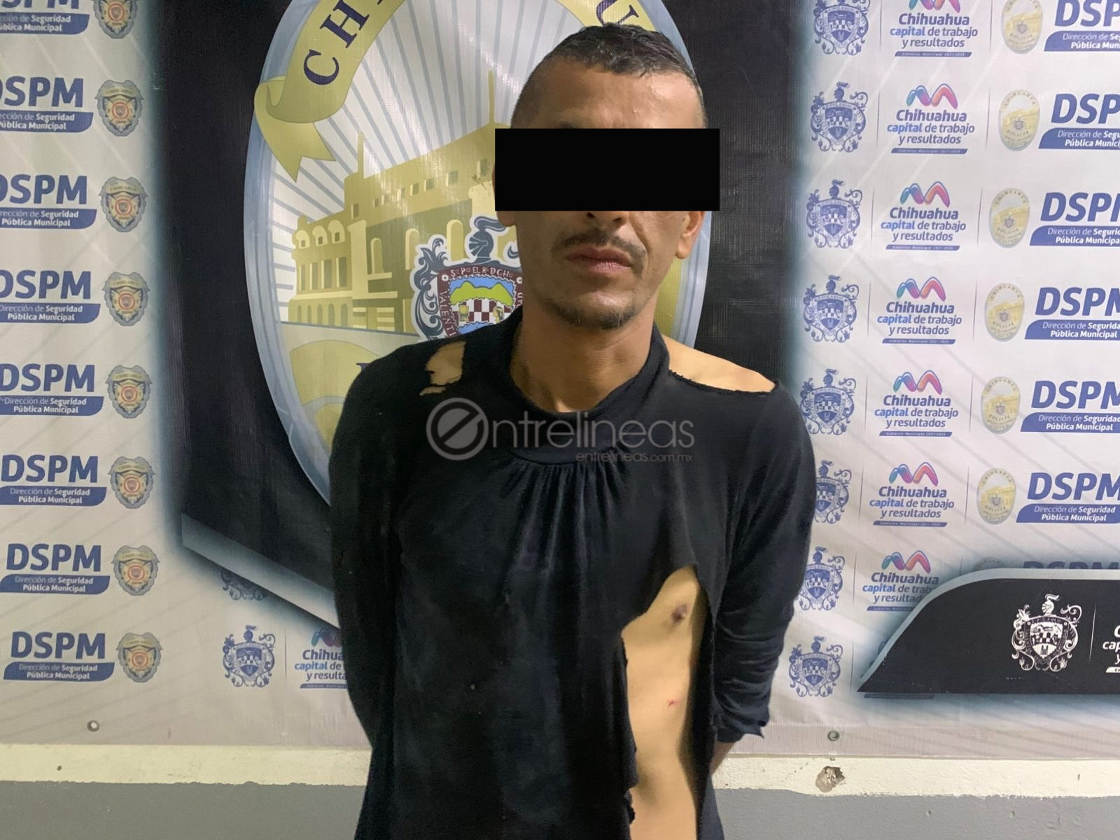 Rescatan a sujeto que trepó a barandal de la Ciudad Judicial