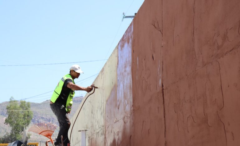  Realizó Municipio mantenimiento con pintura en bajo puente de la calle Escudero