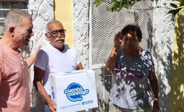  Pérez Pavía acompaña a familias de Lázaro Cárdenas con apoyos alimentarios