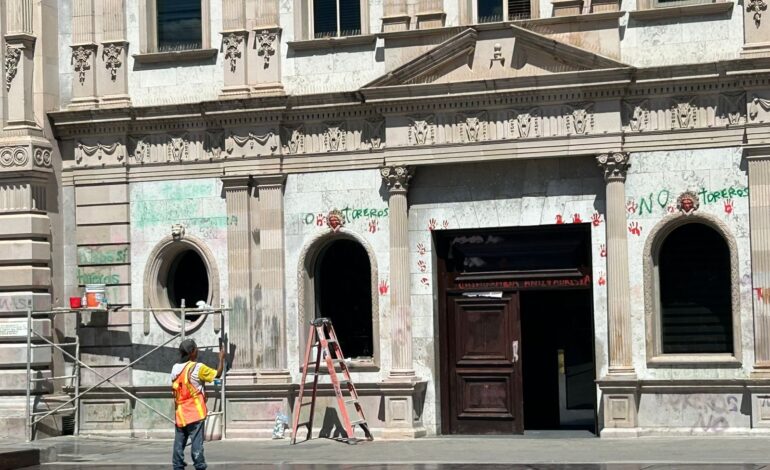 Quitan pintas de Presidencia Municipal tras manifestación anti taurina