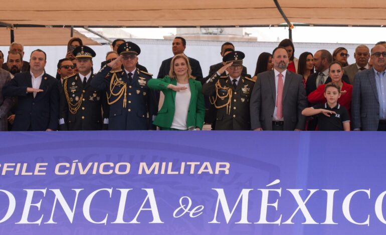  Encabeza Maru Campos desfile Cívico-Militar por el 215 Aniversario de la Independencia