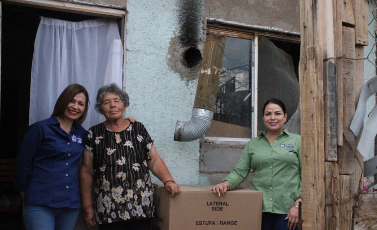  Entregan regidoras Isela Martínez y Myrna Monge apoyos a familias afectadas por lluvias en la colonia El Porvenir II