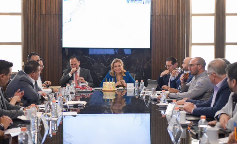  Festeja Gabinete Estatal a la gobernadora Maru Campos por su cumpleaños