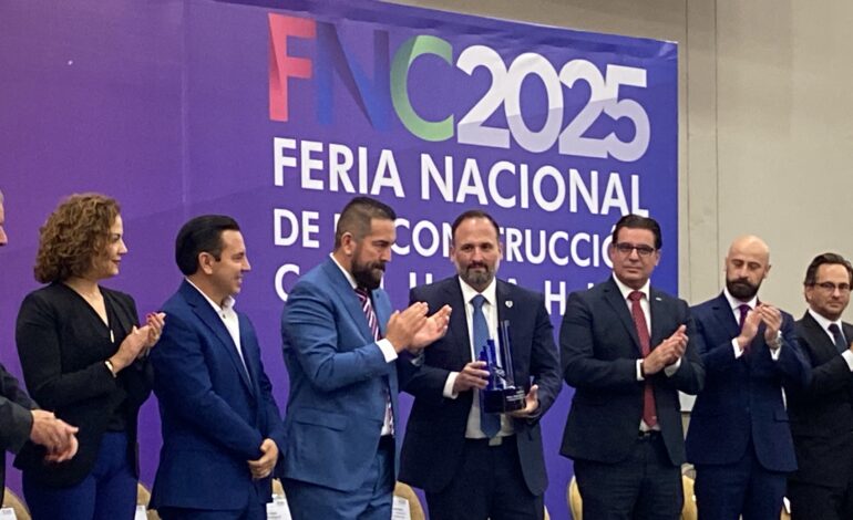  CMIC entrega reconocimiento a Estado por trabajo en infraestructura