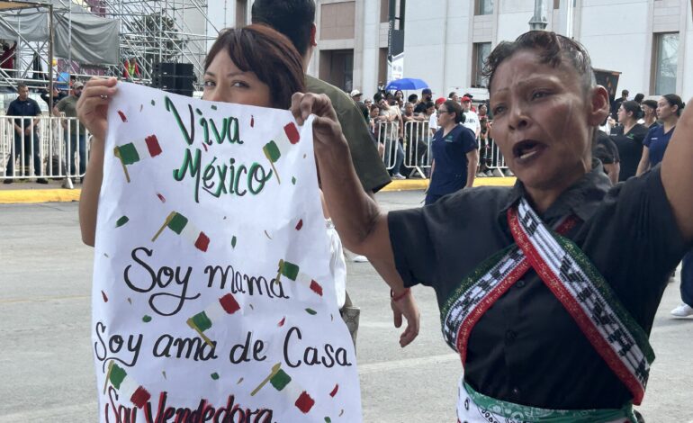  Se cuela vendedora ambulante y su hija en contingente del desfile Patrio