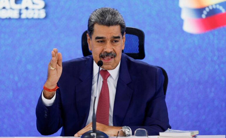  Maduro prepara a campesinos para ‘tomar las armas’ si EE.UU. ataca Venezuela